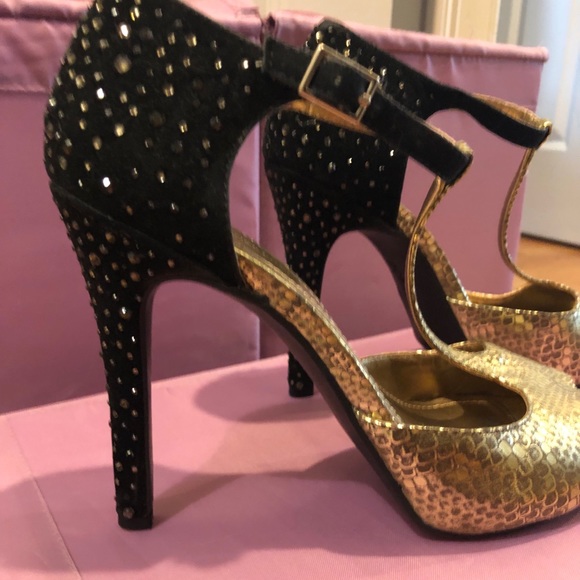 Beautiful BCBG size 7 heels - Picture 3 of 3